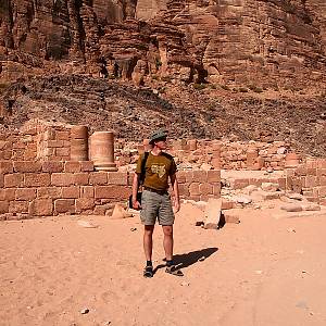 Honzík u Nabatejského chrámu ve Wádí Rum