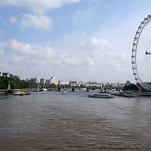 Londýnské oko na břehu Temže