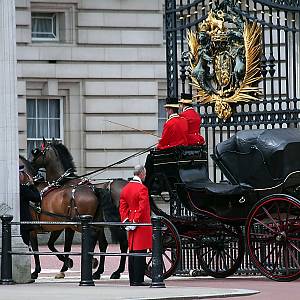 Kočár s monarchy zajíždí do paláce