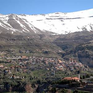 Cesta z Tripolisu do Bšarré, za údolím Kadyša zasněžené vrcholky pohoří Libanon