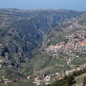 Svaté údolí (Wádí Kadyša) v pohoří Libanon, v popředí město Bšarré
