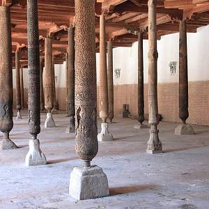 Chiva - velká páteční mešita, sloupy v modlitebním sále
