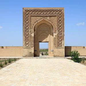 Karavensaráj Rabati Málik - vstupní brána