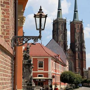 Vratislav - Dómský ostrov, průhled Katedrální ulicí na katedrálu sv. Jana Křtitele