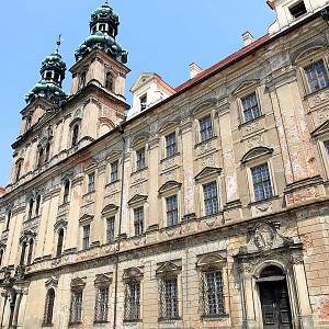 Lubiąż (Lubuš) - západní fasáda kláštera dlouhá 223 metry s kostelem Nanebevzetí Panny Marie