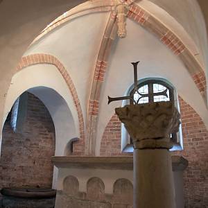 Trzebnica (Třebnice) - klášterní kostel, románská krypta sv. Bartoloměje
