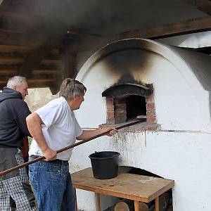 Štolmíř - sázení chleba do pece