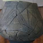 Nádoba kultury s vypichovanou keramikou v kolínském muzeu (2008)