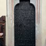 Velim - kostel sv. Vavřince, portál z presbytáře do sakristie s dveřmi (2015)