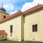 Dobřichov - kostel Nejsvětější Trojice od jihovýchodu (21. 7. 2012)