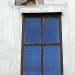 Dobřichov - kostel Nejsvětější Trojice, gotické okno v severní stěně presbytáře (2008)