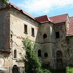 Klášterní Skalice - zámek, nároží zámku a zámecké kaple (2007)