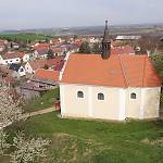 Cerhenice - kostel sv. Jana Nepomuckého, od jihu z dronu (2017)