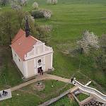 Cerhenice - kostel sv. Jana Nepomuckého, od severozápadu z dronu (2017)