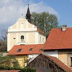 Cerhenice - kostel sv. Jana Nepomuckého, pohled od západu (2017)