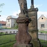 Cerhenice - socha Bolestné P. Marie v kompozici s kamenným křížem (2017)