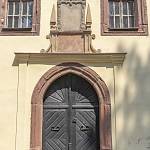 Český Brod - kostel Nejsvětější Trojice, detail západního průčelí (2018)