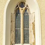 Kolín - kostel sv. Jana Křtitele, okno ve východní stěně presbytáře (2020)