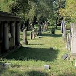 Kolín - nový židovský hřbitov, hroby vpravo od vstupu (2012)