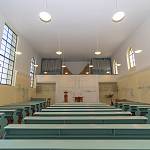 Kolín - kostel Českobratrské evangelické církve, pohled ke stolu Páně (2018)