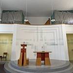 Kolín - kostel Českobratrské evangelické církve, stůl Páně a kazatelna (2018)