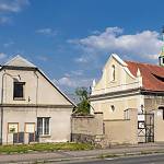 Kolín - starý špitál, budova špitálu s průčelím kostela sv. Jana Křtitele (2018)