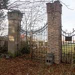 Býchory - nový zámek Horskýsfeld, sloupková brána s litinovou výplní do zámeckého parku (2016)