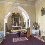 Nebovidy - kostel sv. Petra a Pavla, pohled k presbytáři (2018)