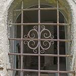 Chocenice - zámecká kaple sv. Anny, okno do sakristie (2007)