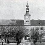 Kounice - zámek, západní průčelí (foto A. Podlipný 1900)