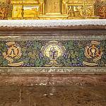 Grunta - kostel Nanebevzetí Panny Marie, hlavní oltář, detail mozaiky (2020)