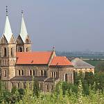 Grunta - kostel Nanebevzetí Panny Marie, dálkový pohled od jihovýchodu (9. 5. 2013)