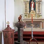 Pečky - kostel sv. Václava, křtitelnice a severní boční oltář (2017)