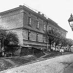 Kolín - městský chudobinec s kašnou (kolem roku 1900, archiv Regionálního muzea Kolín)