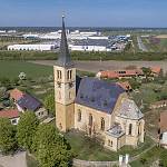 Ovčáry - kostel sv. Jakuba Většího, pohled od jihovýchodu (2018)