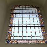 Suchdol - kostel sv. Markéty, vitrážové okno v lodi z roku 1913 (2016)