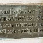 Miškovice - kaple sv. Václava, pamětní deska (2024)