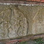 Přistoupim - bývalý hřbitov u kostela, renesanční nápisová deska (2006)