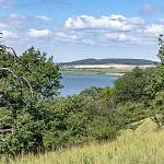 Národní přírodní rezervace Knežičky - jižní stráně, průhled na Oškobrh (2018)