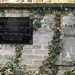 Týnec nad Labem - hřbitov, náhrobník rodiny Harrerovy, náhrodní desky na jižní stěně (2017)