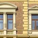 Kolín - Legerova ulice, dům čp. 74, detail výzdoby oken (2023)