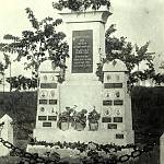 Polní Voděrady - památník padlým v 1. světové válce v původní podobě na původníém místě (20. léta 20. stol.)