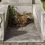 Radim - památník obětem 1. a 2. světové války, detail dolní části památníku (2024)