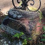 Skramníky - hřbitov, románská patka jako základna kříže náhrobku z roku 1778 (2009)