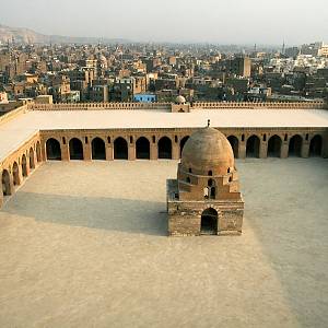 Pohled z minaretu na mešitu a Káhiru