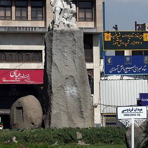 Ferdousího náměstí s básníkovou sochou