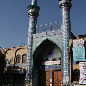 Teheránská ulice s mešitou u bazaru