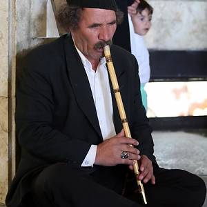 Hudebník v Bábá Táherově hrobce