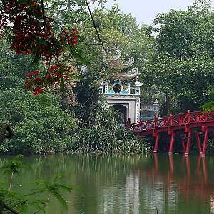 Most Huc s bránou k chrámu Den Ngoc Son (Nefritové hory)