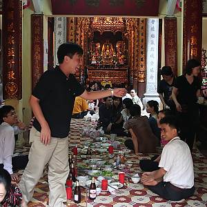 Rodina na oslavě v pagodě Ly Quoc Su